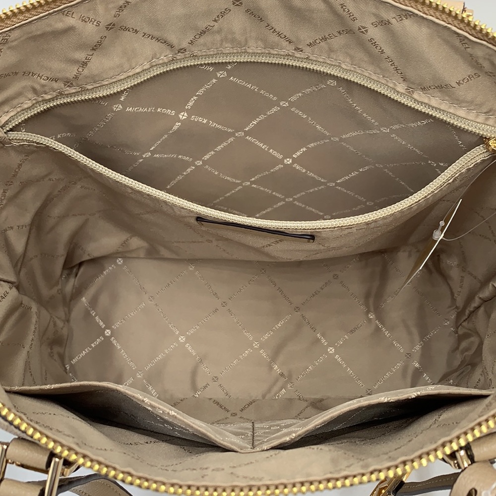 MICHAEL KORS
Charlotte Large Logo and Leather Top-Zip Tote Bag Bisque Mu… - Picture 12 of 16